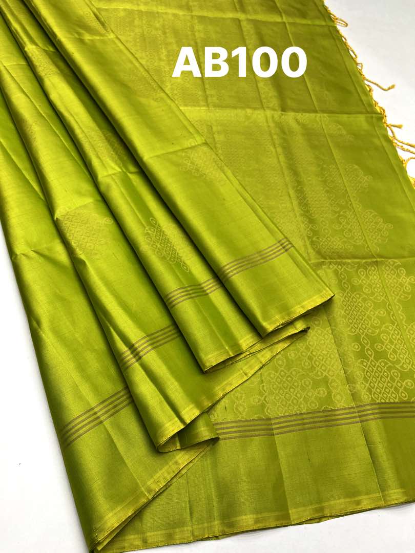 Beautiful Handloom Soft Silk Kolam saree in Parrot Green