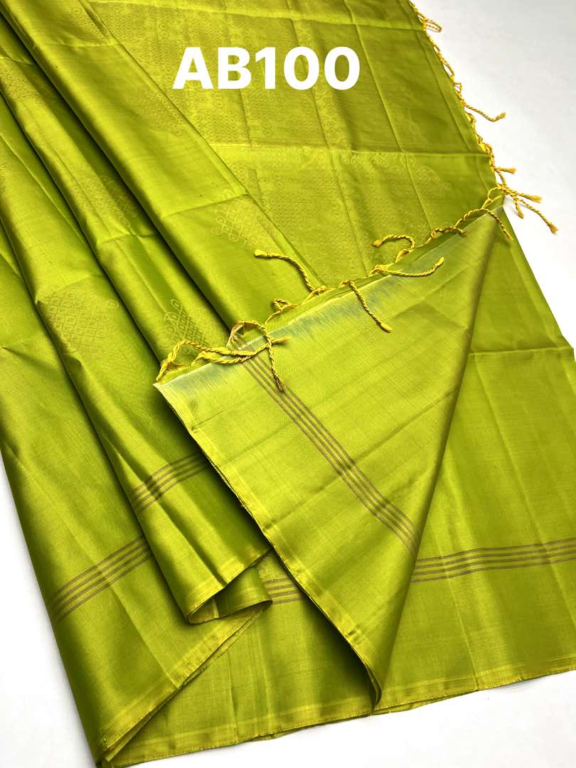 Beautiful Handloom Soft Silk Kolam saree in Parrot Green