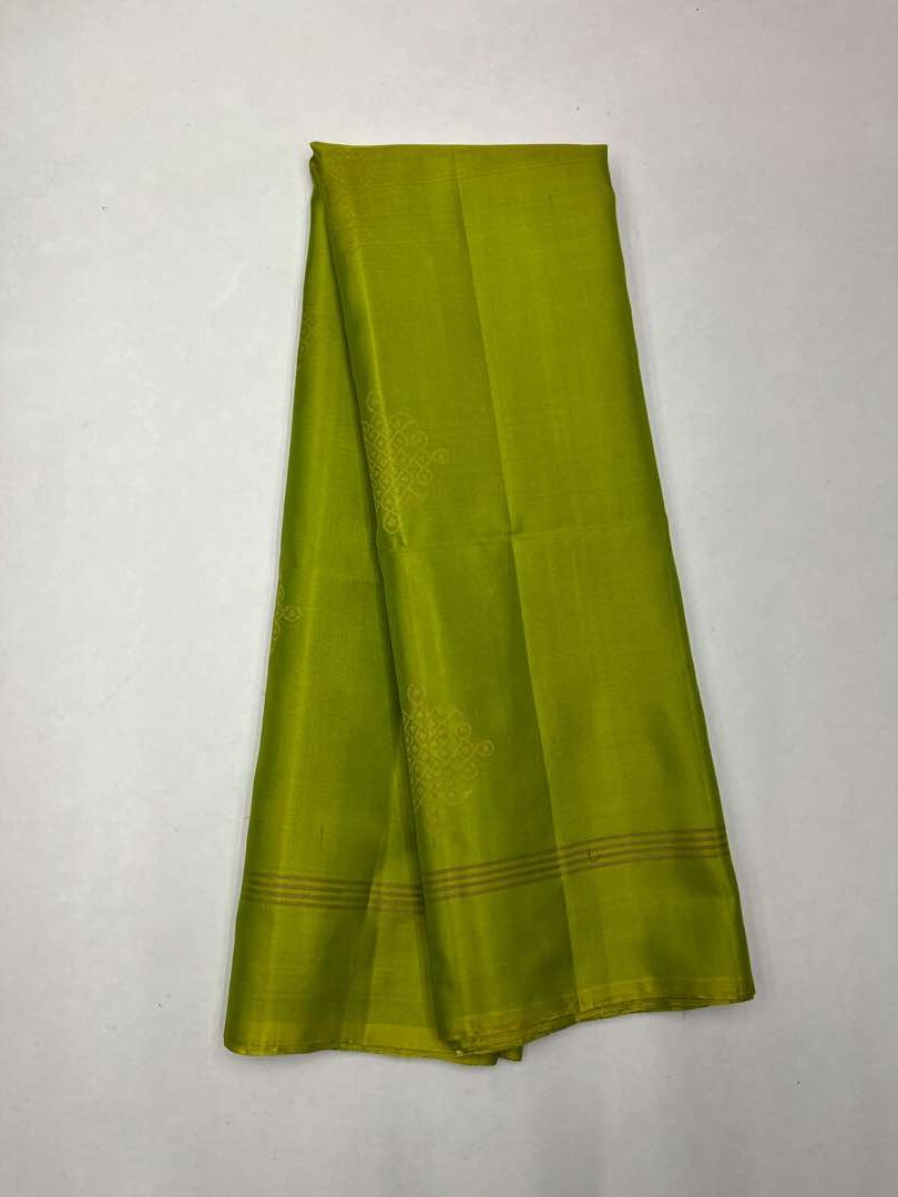 Beautiful Handloom Soft Silk Kolam saree in Parrot Green