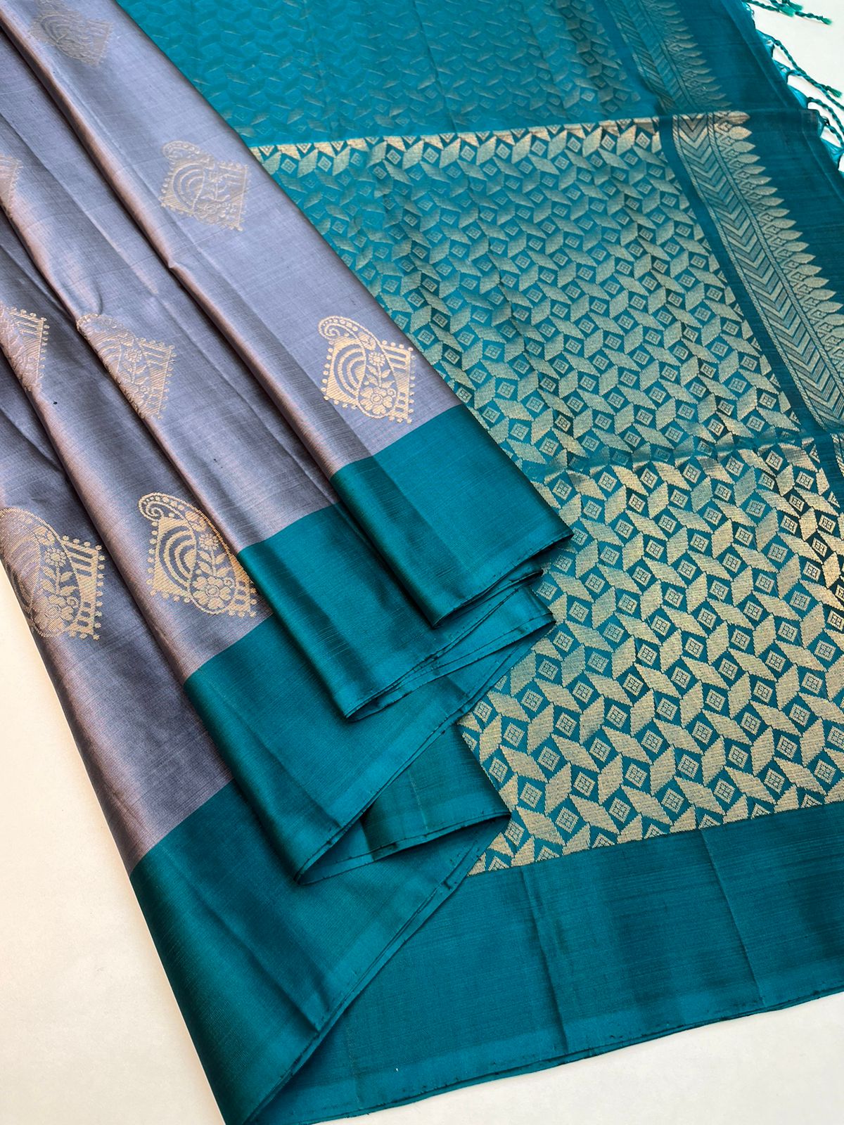 Beautiful Handloom Pure Soft Silk Bhutta Saree in Grey with Teal Green Color